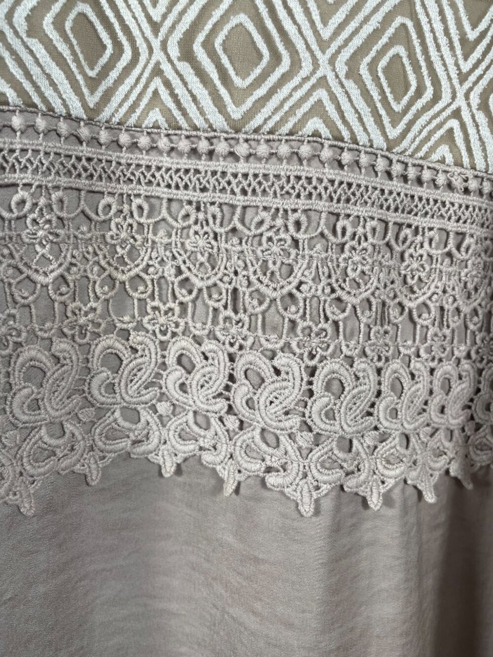 Chico's Size 4 XXL Geometric Lace Trim Tunic Blouse Taupe Ivory Boho 20/22 - Picture 6 of 12